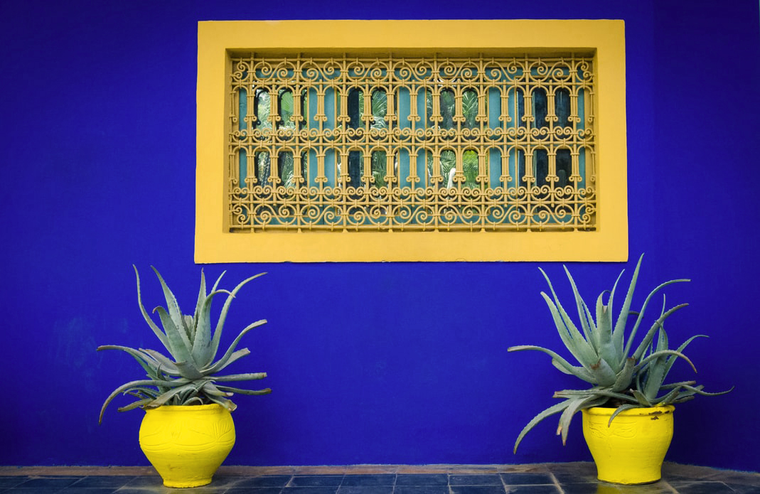 Un dettaglio architettonico dei giardini di Majorelle a Marrakech in Marocco